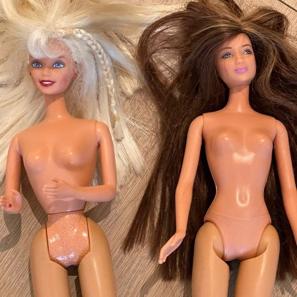 3 Vintage Barbies - Picture 2 of 6